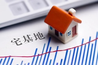 宅基地并不歸農(nóng)民所屬，只能依法享用，不得轉(zhuǎn)賣給城里人！